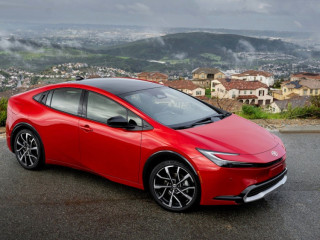 Toyota Prius ឆ្នាំ 2025 ពណ៌ក្រហម នាំចូលថ្មី